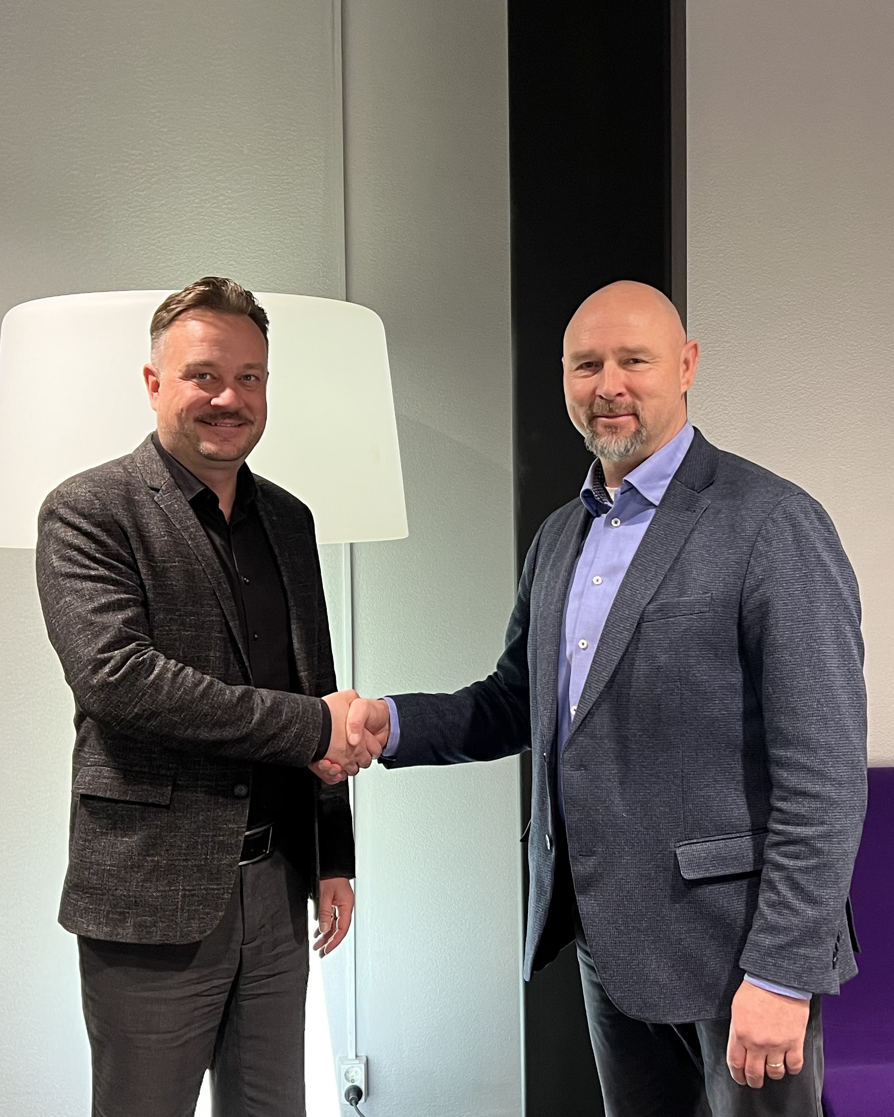 Mobie Oy ja Finnish Operations Center (FOC) ovat aloittaneet yhteistyön, jossa FOC ottaa käyttöön Mobien kehittämän Competence X -koulutusalustan. Harri Kulmala ja Jukka Sormunen kättelevät.