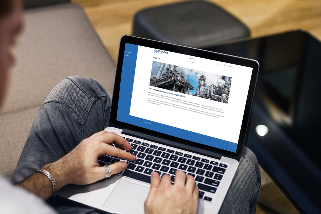 macbook-pro-mockup-featuring-a-modern-man-working-2314-el1 CompetenceX -tekoälypohjainen oppimisympäristö