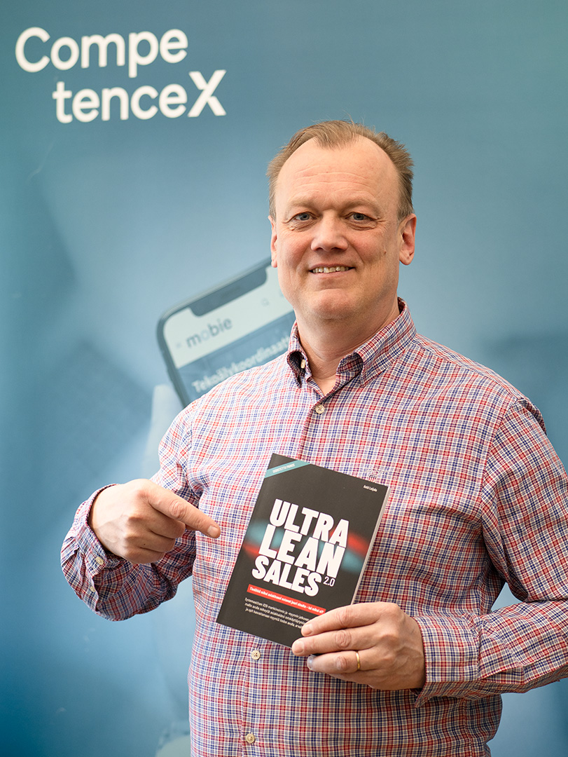 Antti Leijala seisomassa ja esittelemässä kirjaa kameralle.